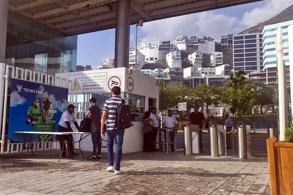 Al ingresar al TecMilenio Las Torres, los estudiantes fueron revisados de sus mochilas.