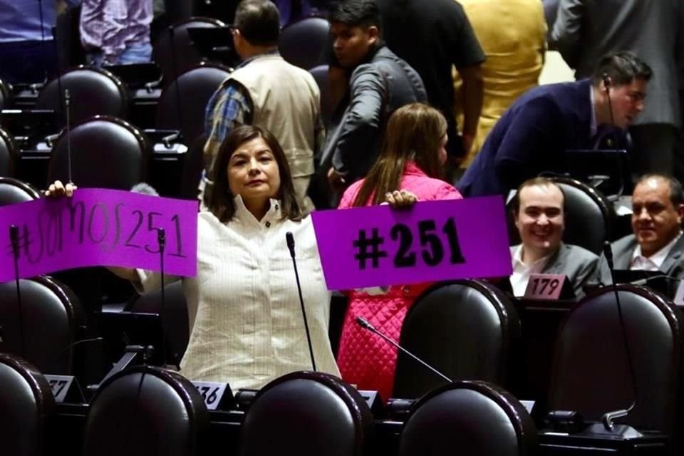La frase #Somos251 en distintos mensajes de la bancada de MC hacen referencia al número de legisladoras que integran la Cámara baja.