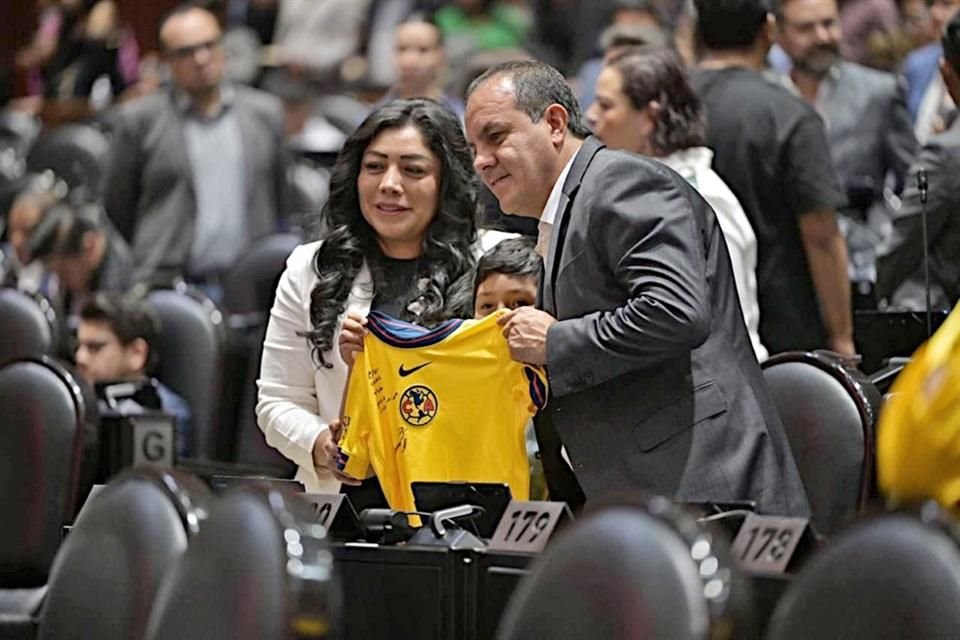 La diputada Jessica Moreno llevó una camiseta del América para pedirle un autógrafo al Blanco.