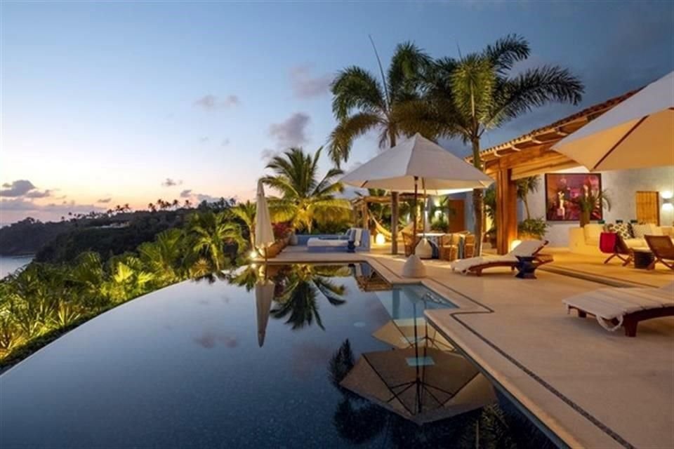 La piscina infinity presume una agradable perspectiva hacia el mar.