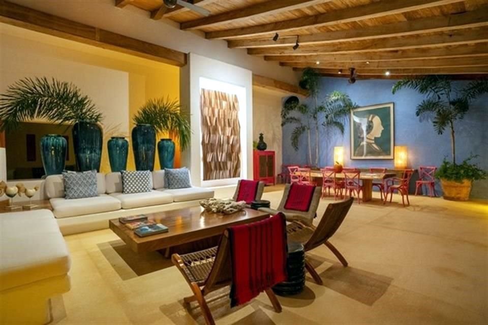 El mobiliario refleja también la calidez que tienen los interiores.