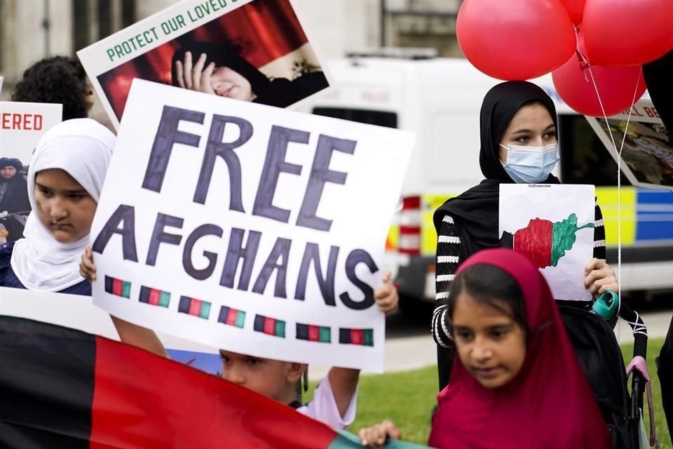 Manifestantes a favor de los afganos protestan en Londres.