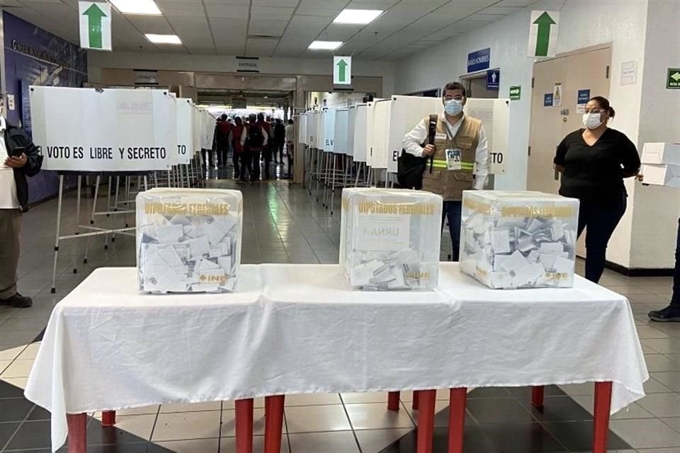 Hubo constante la afluencia de trabajadores a las mesas de votación.