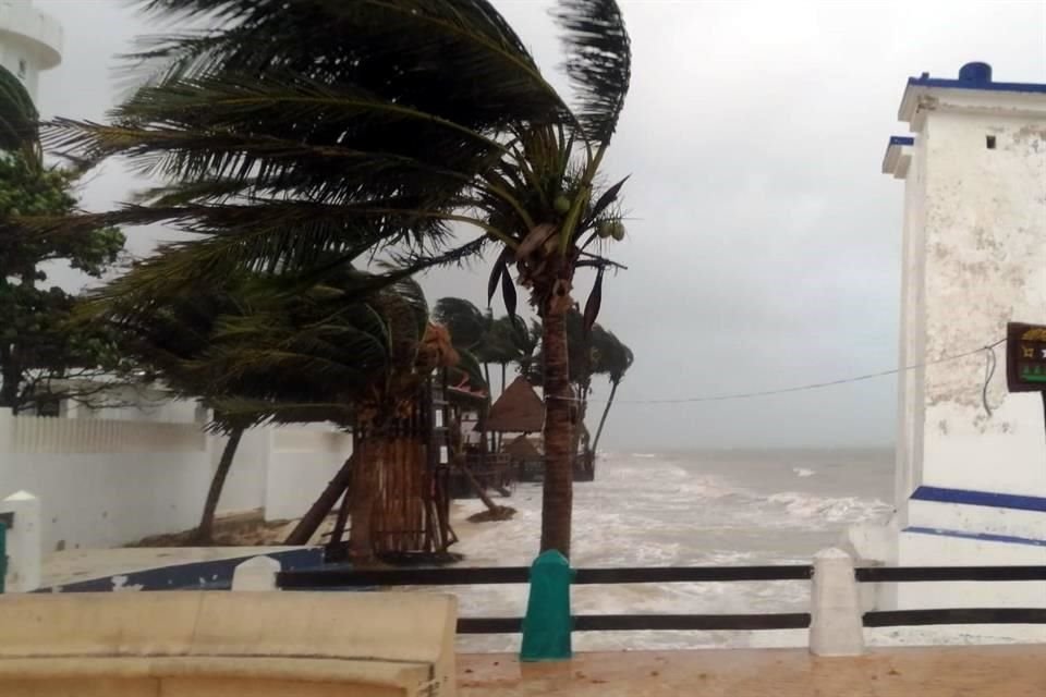 Huracán 'Grace', categoría 1, tocó tierra esta madrugada al sur de Tulum.