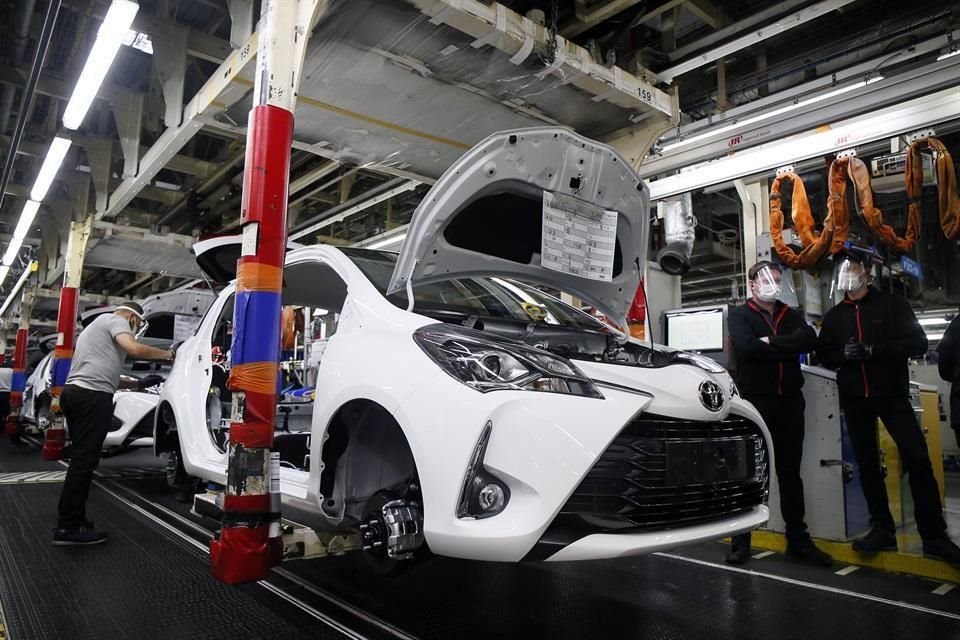 Toyota recortará 40 por ciento su producción debido a la falta de chips.