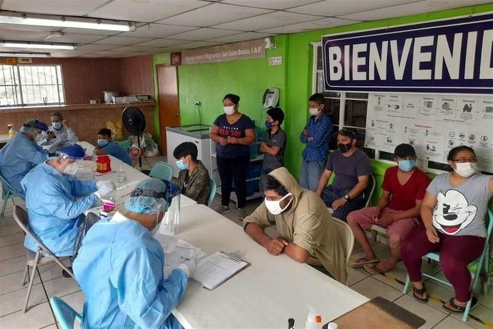 Personal de Salud en Nogales en una visita al albergue San Juan Bosco en julio pasado.