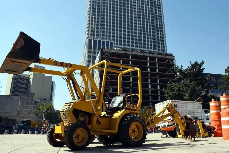 La colocación de asfalto se realiza también durante un turno nocturno.
