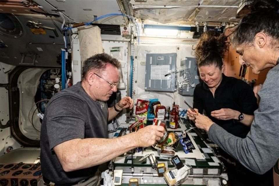 Las frutas y las verduras frescas se agotaron en los primeros tres meses, además los médicos de la NASA monitorearon su ingesta de calorías para mantenerlos saludables.