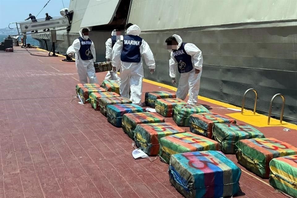 En un golpe al narcotráfico, en un operativo comandado por Semar, se logró incautar 1.8 toneladas de cocaína frente a costas de Guerrero y se detuvo a cinco personas.