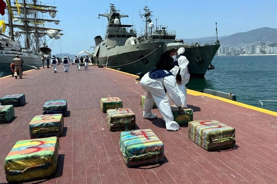 En un golpe al narcotráfico, en un operativo comandado por Semar, se logró incautar 1.8 toneladas de cocaína frente a costas de Guerrero y se detuvo a cinco personas.