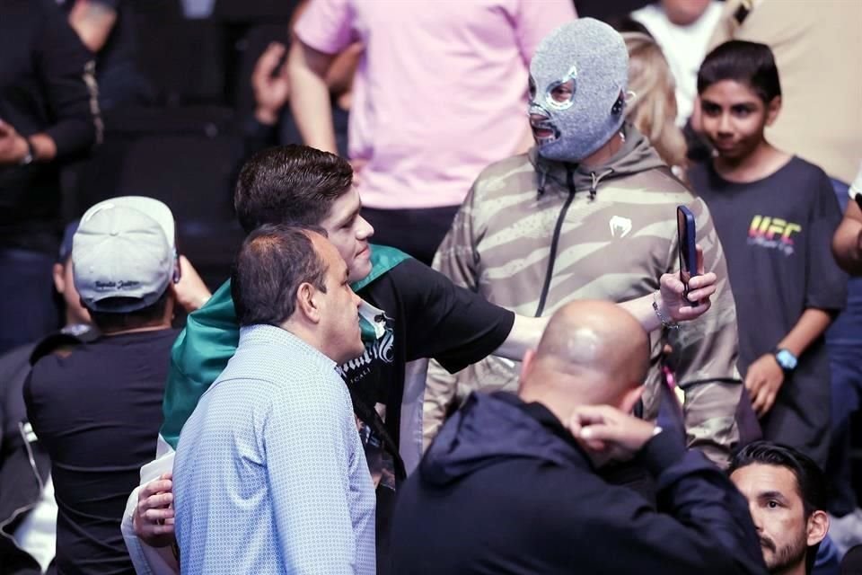 El ex futbolista se tomó fotos con fanáticos y repartió autógrafos.