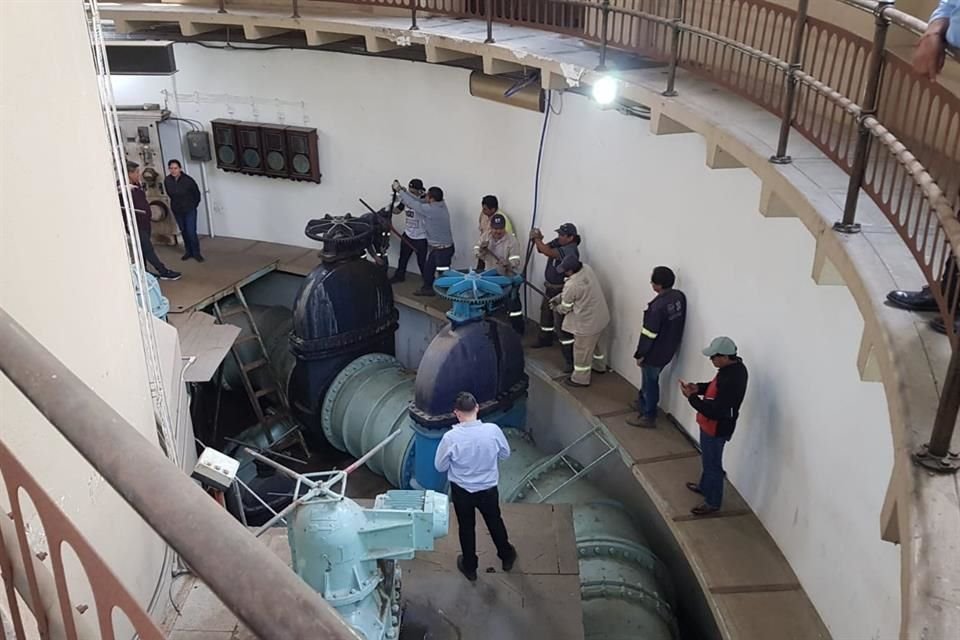 Con llaves de cruz, personal de la Segiagua dio mantenimiento a las válvulas que regulan el flujo de agua del Sistema Lerma.