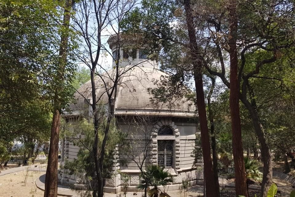 Visitantes del Bosque de Chapultepec utilizan las jardineras construidas sobre los tanques.
