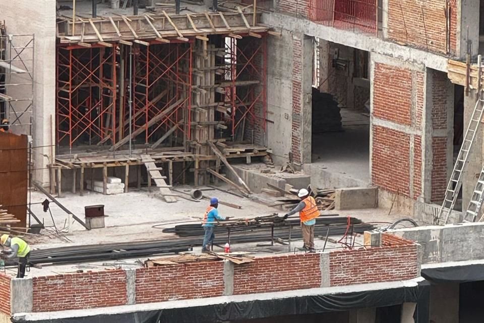 Aunque autoridades han impuesto sellos a la obra, esta no ha sido detenida de forma permanente. 