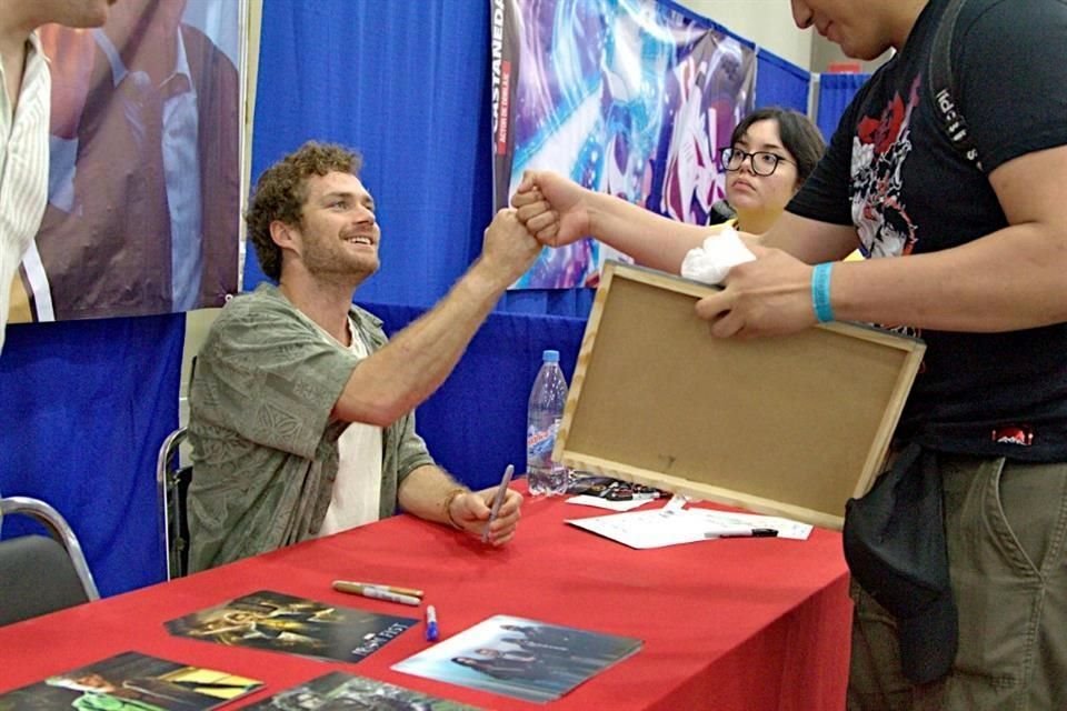 El actor Finn Jones tuvo la oportunidad de saludar a sus seguidores.