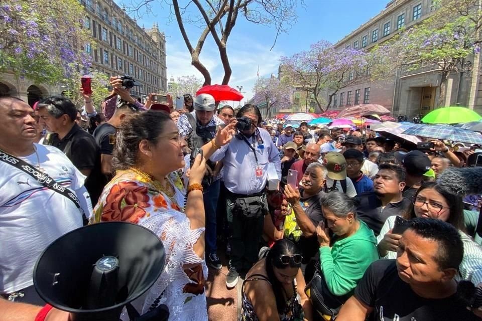 La Ministra Batres tuvo su primer acto de campaña frente a la sede de la Suprema Corte de Justicia de la Nación.