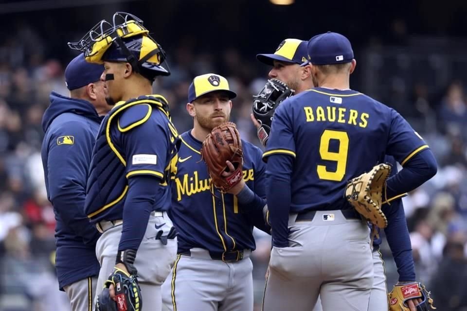 El abridor y relevistas de Milwaukee tuvieron una complicada tarde en Nueva York.