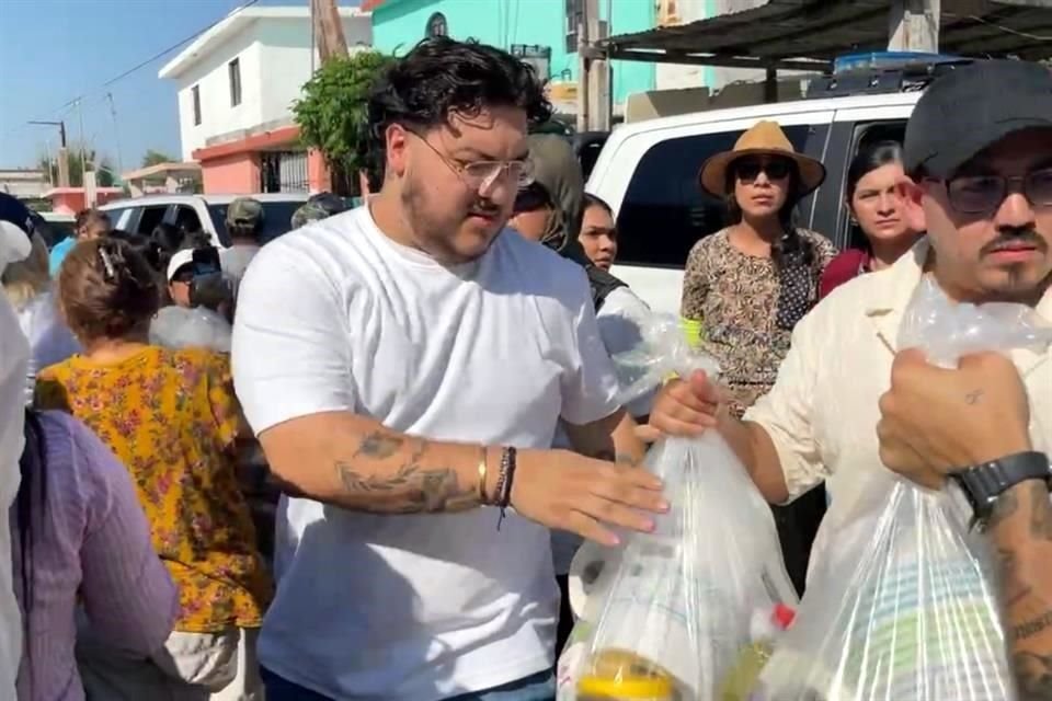 Adelaido 'Payo' Solís, vocalista de Grupo Frontera, fue quien coordinó la entrega de tres camiones con despensas, artículos de higiene y limpieza, así como colchones.