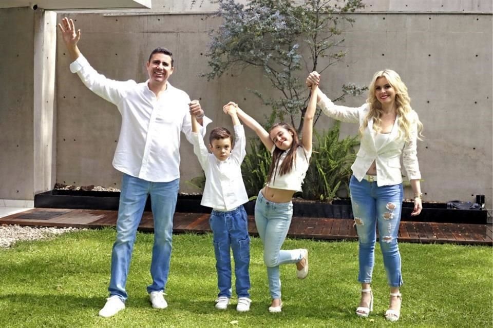 Antonio López, Toñito López y Majo López con María José Ros