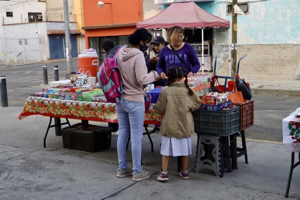 En la  Primaria Ramon López Velarde, en la Colonia San Felipe de Jesús, en GAM, hay dos puestos que venden comida chatarra a padres de familia y alumnos.