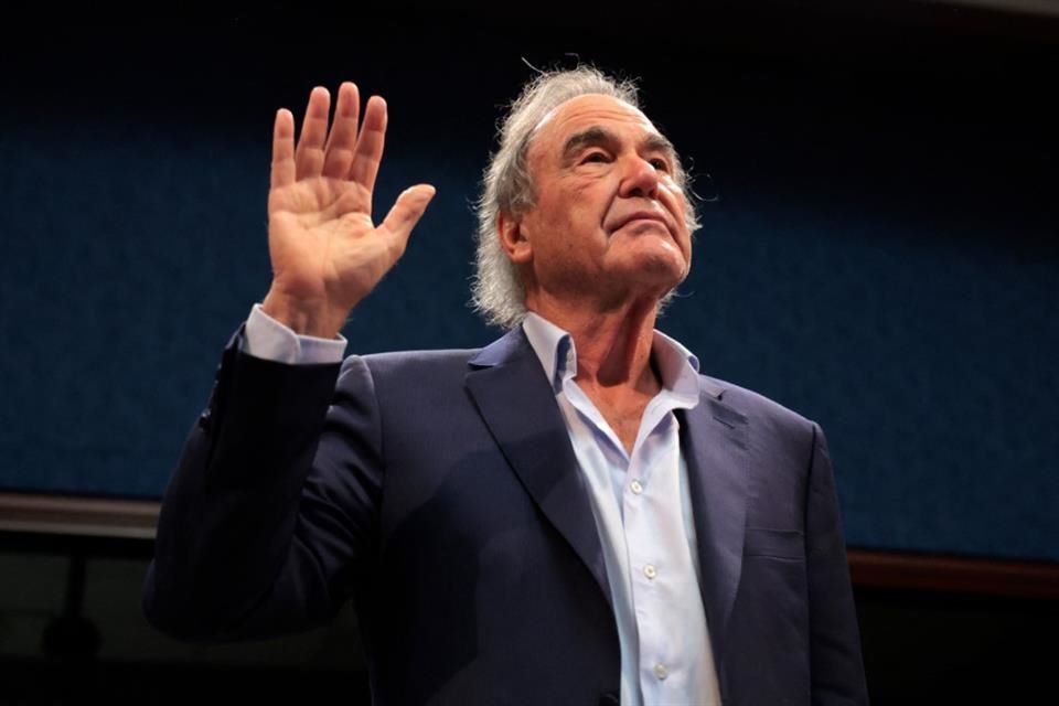 El cineasta Oliver Stone solicitó al Congreso de EU que realice una nueva investigación sobre el asesinato de John F. Kennedy.
