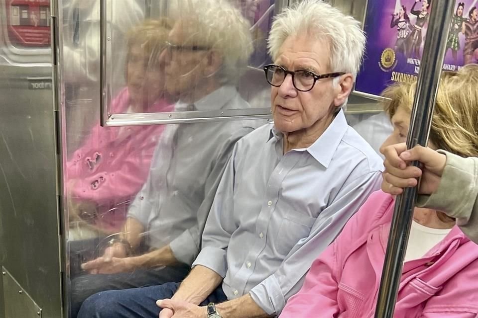 El actor Harrison Ford y su esposa Calista Flockhart sorprendieron a los neoyorquinos al viajar despreocupados en el metro de Manhattan.