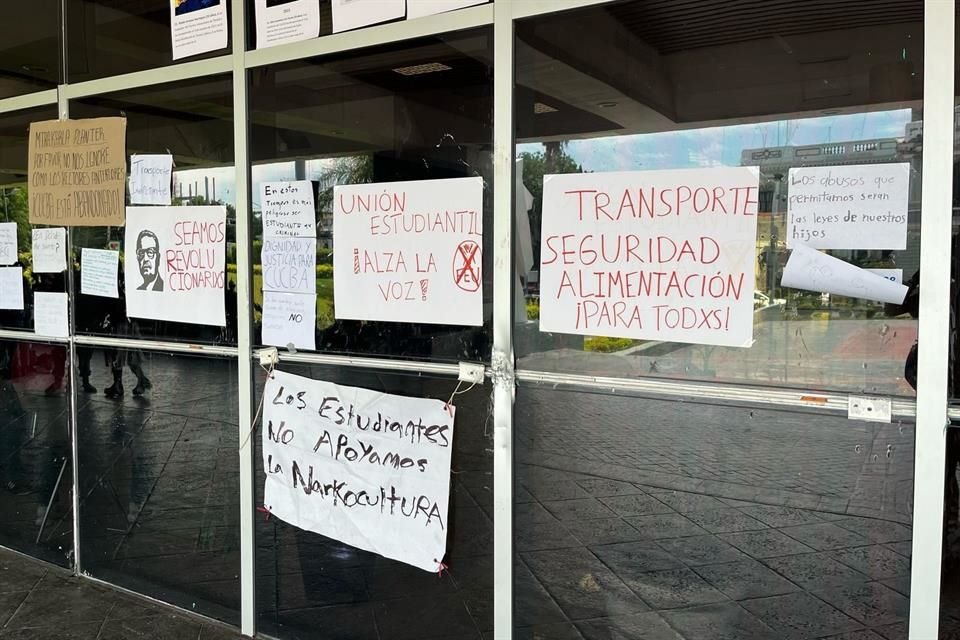 Alumnos del CUCBA se manifestaron para pedir mejoras al transporte público, pues aquejan servicio deficiente, sin frecuencia o que no llega.