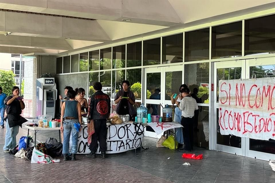 Alumnos del CUCBA se manifestaron para pedir mejoras al transporte público, pues aquejan servicio deficiente, sin frecuencia o que no llega.