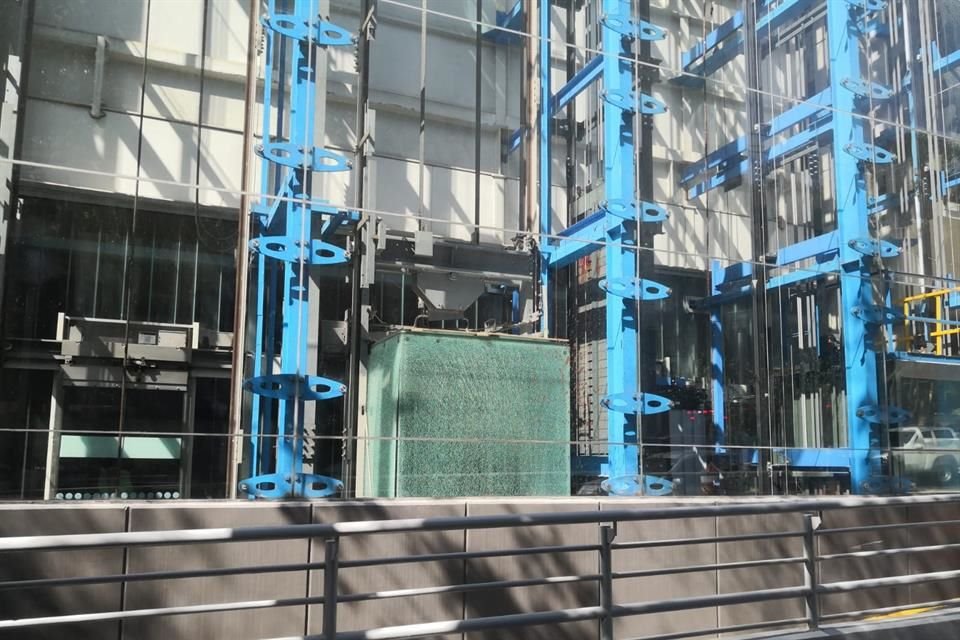 Primeros reportes señalan que mientras realizaba labores de mantenimiento en el cubo del elevador, éste le cayó encima, provocándole traumatismos severos. 