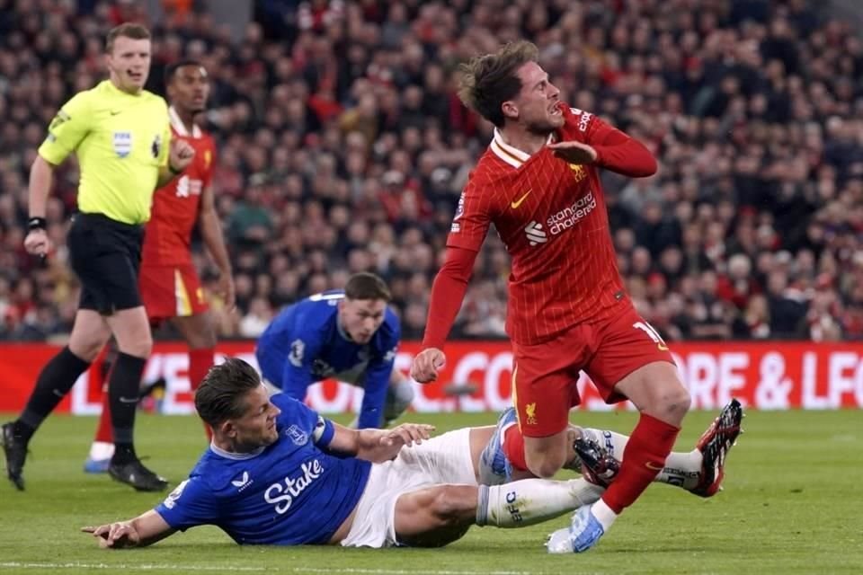 James Tarkowski le hizo una fuerte entrada a Alexis Mac Allister.