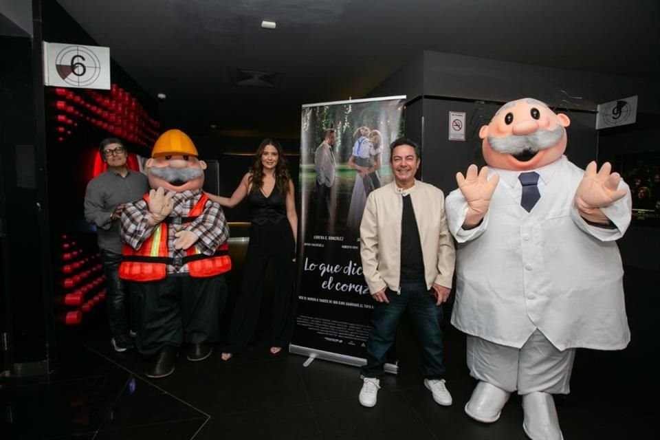 Elenco de la película Lo que dice el corazón, posando junto al Dr. Simi.