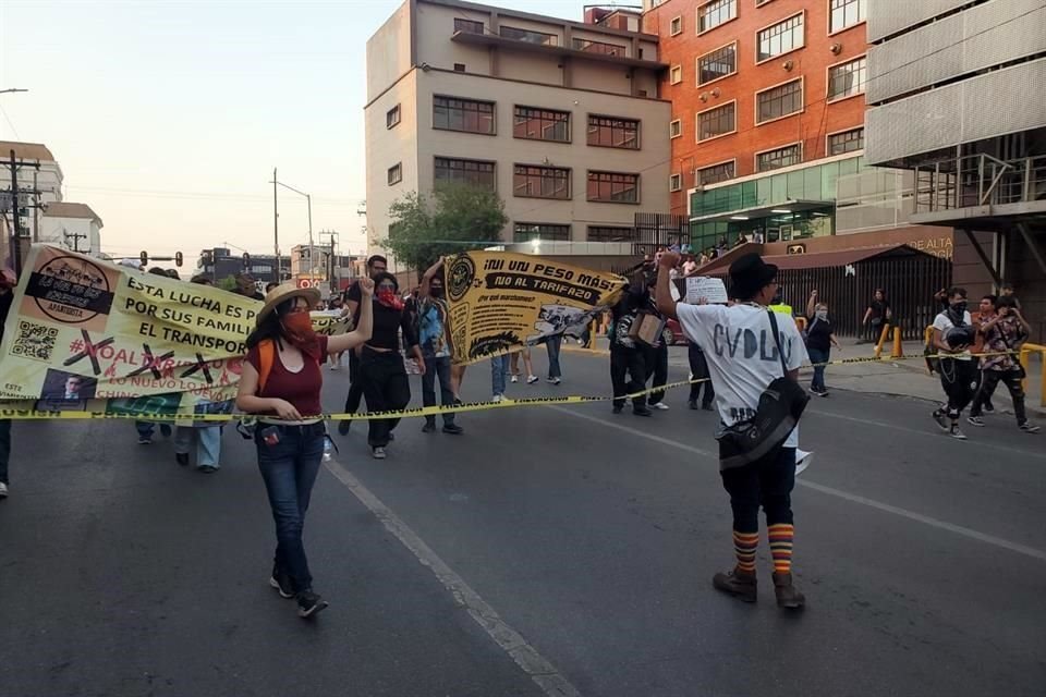 Los manifestantes avanzaron por Pino Suárez, rumbo a Constitución.