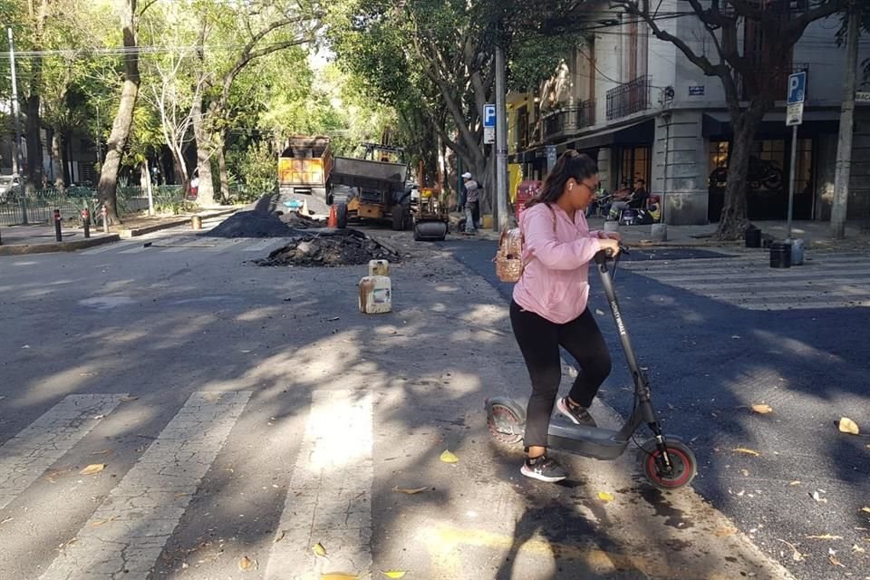 'Dejaron el pavimento picado y no se puede cruzar caminando, les pregunté por qué no trabajaron el miércoles y me explicaron que fue por la contingencia', comentó la vecina Daniela García. 