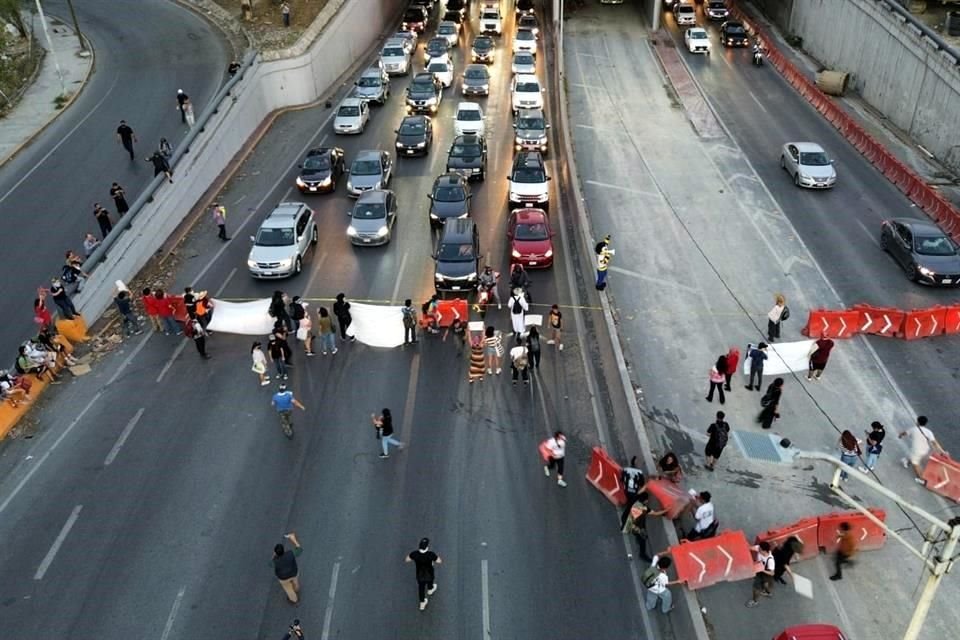 Los manifestantes bloquearon la Avenida Constitución, a la altura de Pino Suárez.