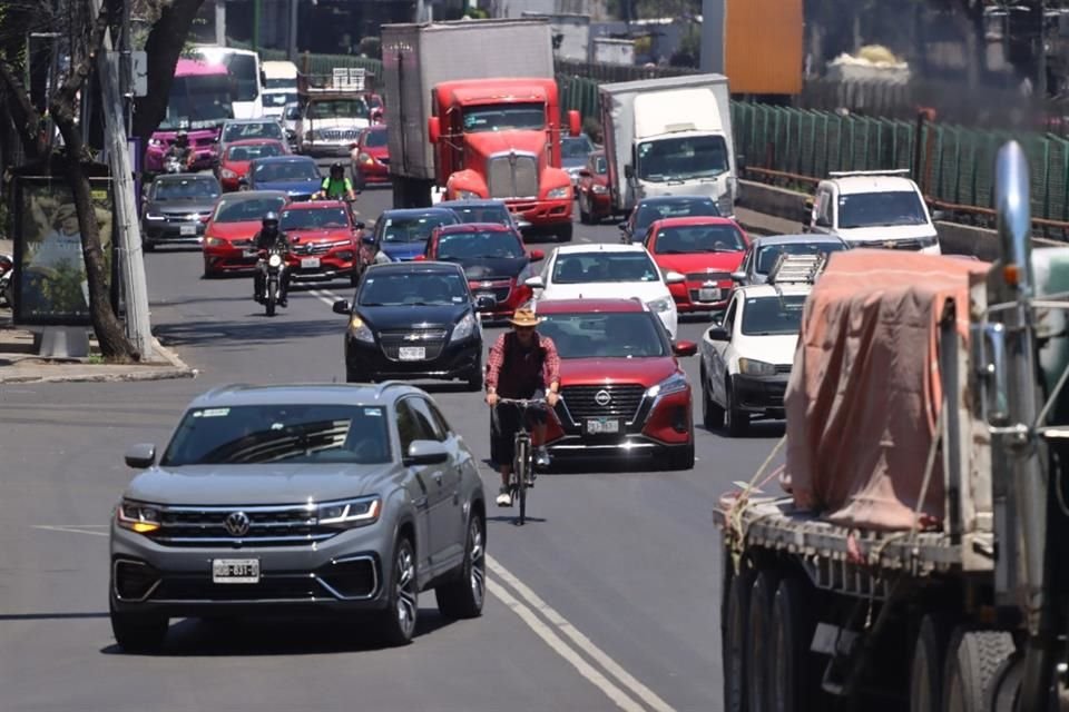 Tlalpan permite velocidad de vialidad de acceso controlado, sin embargo, no  tiene el diseño de una arteria así.