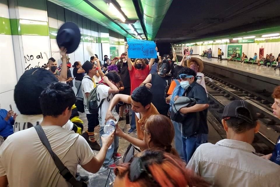 Los manifestantes entraron a la estación Fundadores, del Metro.