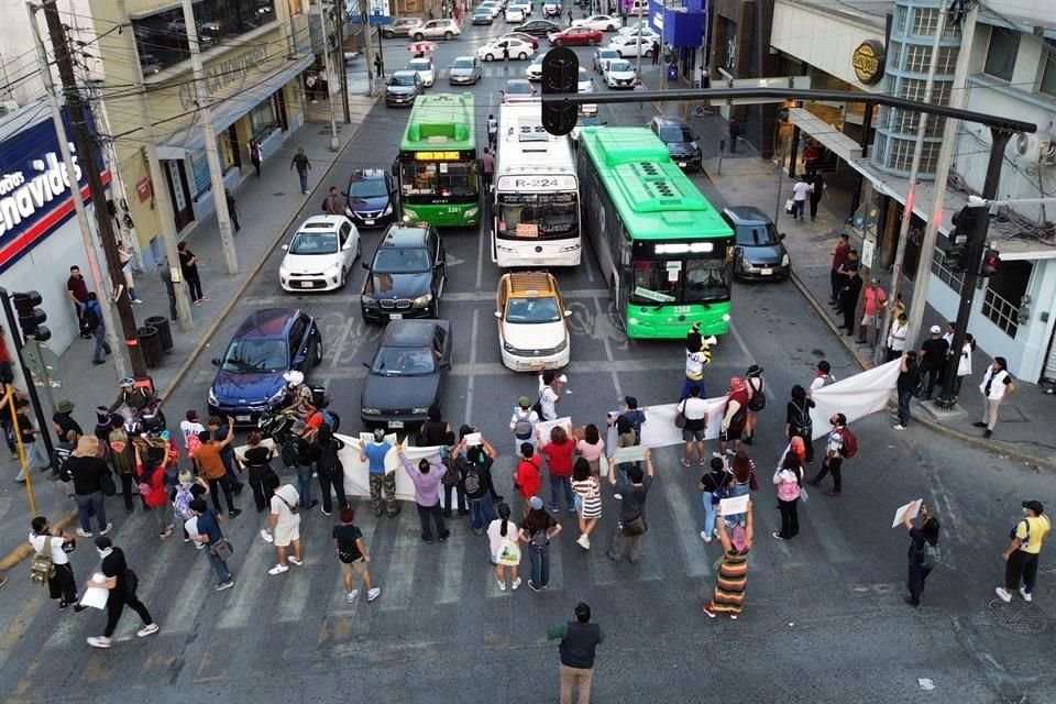 Loa manifestantes bloquearon diversas calles y avenidas del Primer Cuadro de la Ciudad.