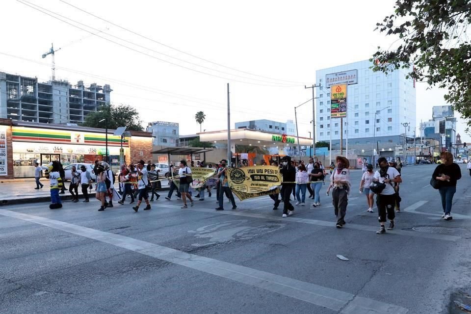 Loa manifestantes caminaron por avenidas como Pino Suárez.