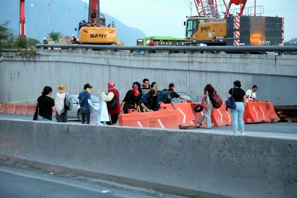 Los manifestantes tomaron barreras de las obras del Metro para bloquear Constitución.