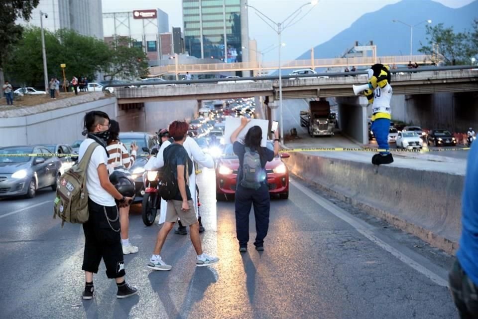 Todos los carriles de Constitución, pasando el cruce con Pino Suárez, fueron bloqueados.
