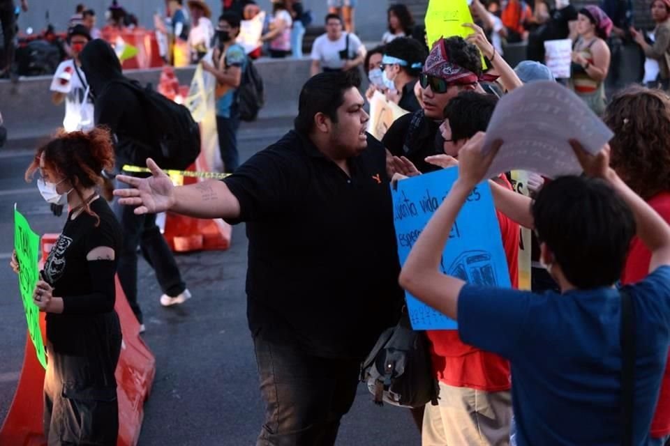 Gente intentó quitar a los manifestantes.
