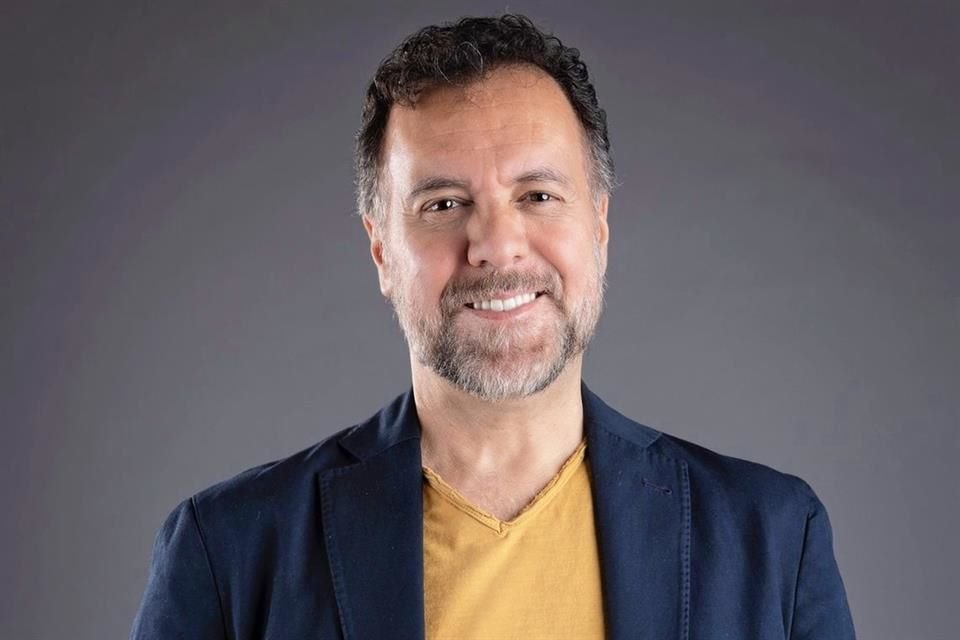 El actor René García celebra 50 años de carrera en el doblaje con un show de stand up lleno de anécdotas y humor.