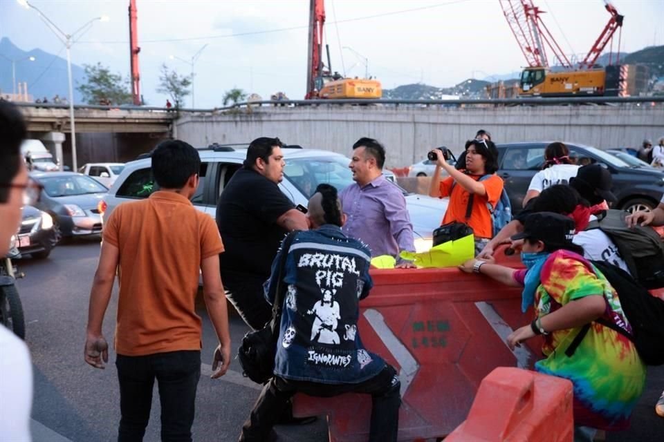 Una persona de un auto intentó convencer a los manifestantes que retiraran el bloqueo.