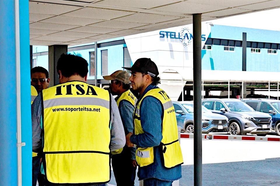 Con incertidumbre y preocupación fue como empleados de planta Stellantis en Toluca tomaron anuncio de suspensión temporal de operaciones.