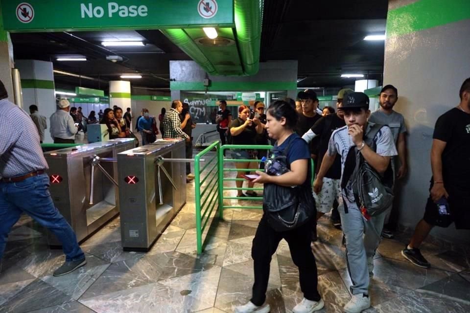 Sin pagar, los manifestantes entraron a la estación.