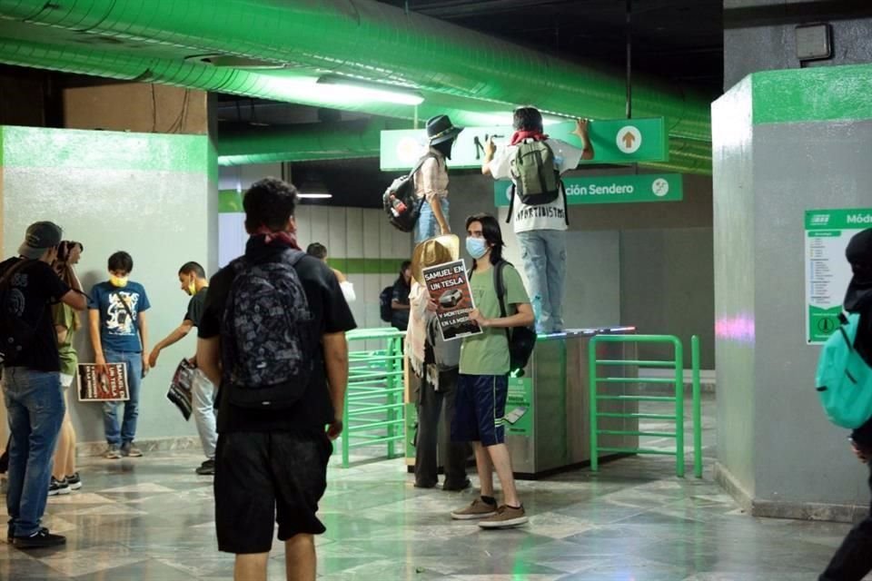 Los manifestantes vandalizaron la estación del Metro.