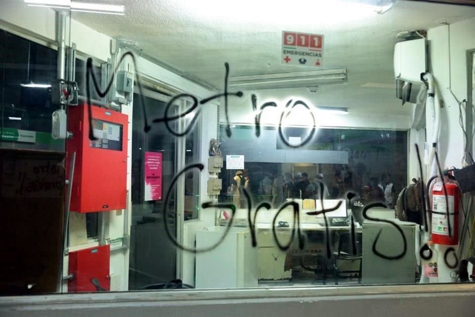 El contingente vandalizó la estación del Metro.