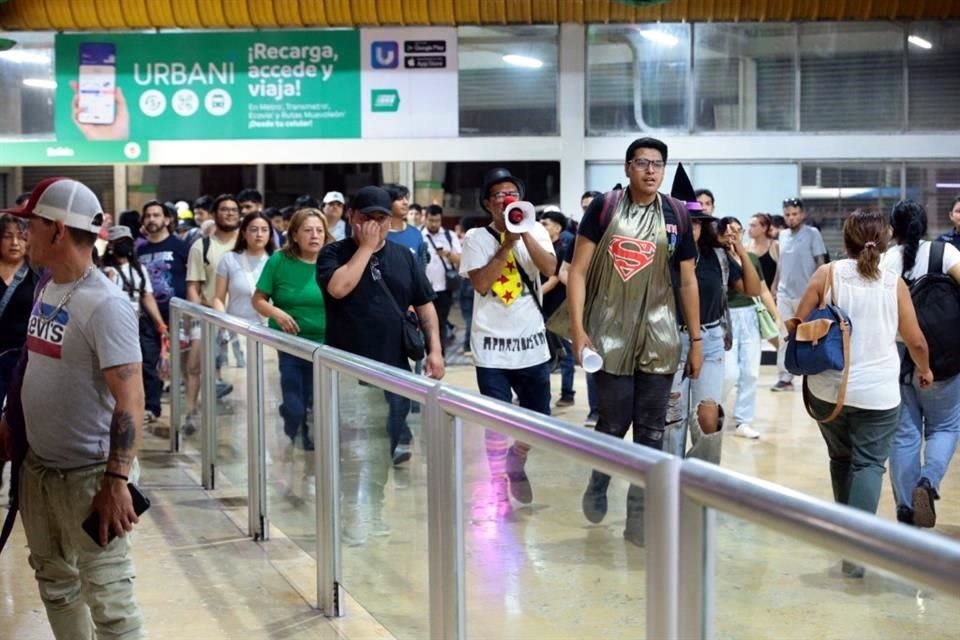 Tras tomar el Metro, los manifestantes llegaron a la Estación Cuauhtémoc.