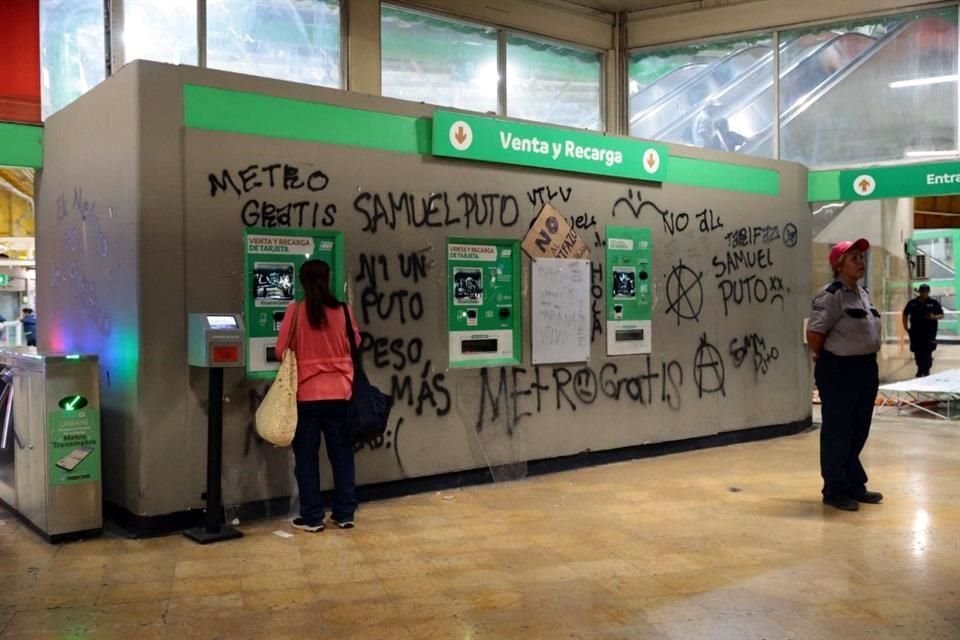 Personal de Metrorrey intentó evitar que vandalizaran el lugar.