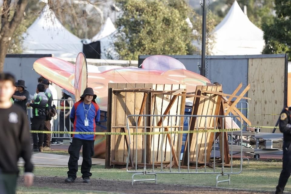 De acuerdo a los primeros reportes, el incidente ocurrió debido a una fuerte ráfaga de viento que derrumbó la estructura que sostenía varias banderas.